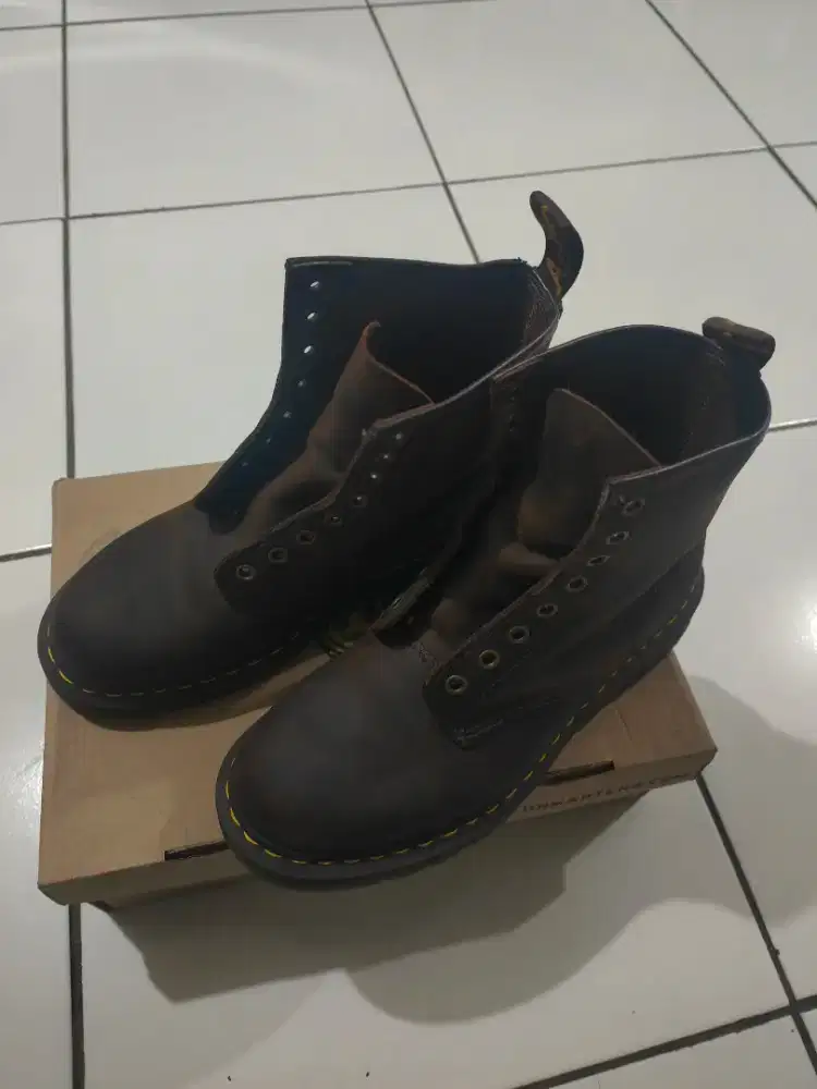 Sepatu Dr.Martens Crazy Horse 1460