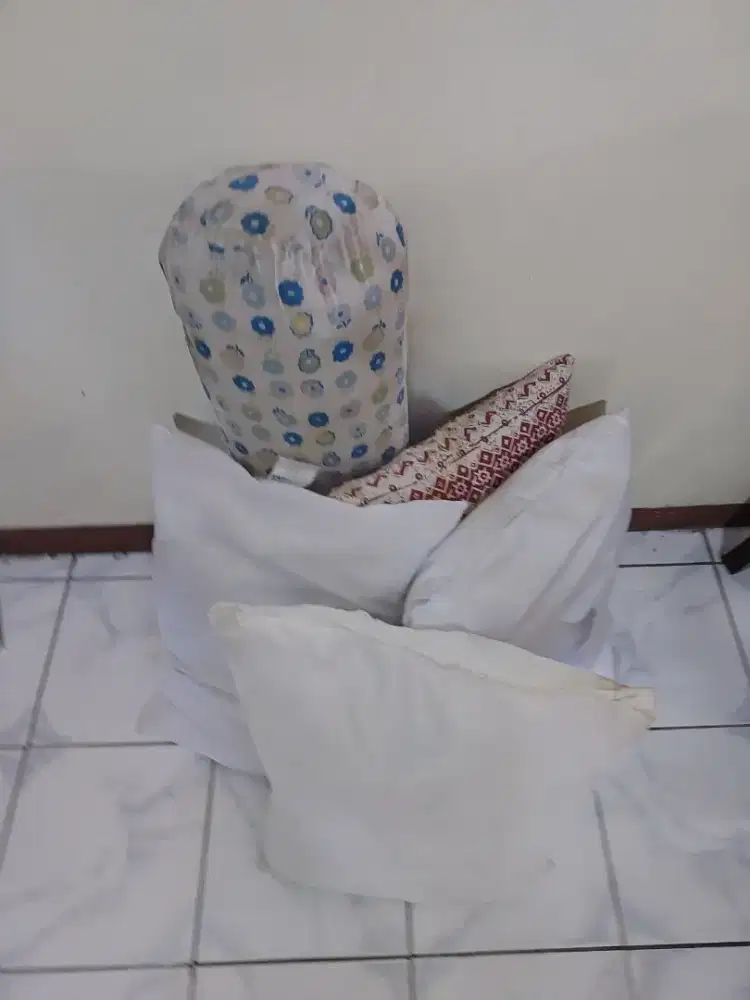 4 pcs Bantal dan 1 pc guling kondisi apa adanya