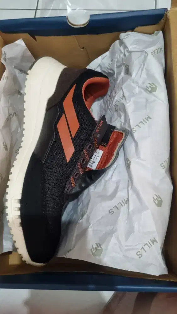 Sepatu Mills Unisex