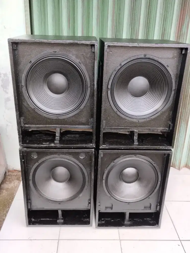 4 buah Speaker 15 inch.
