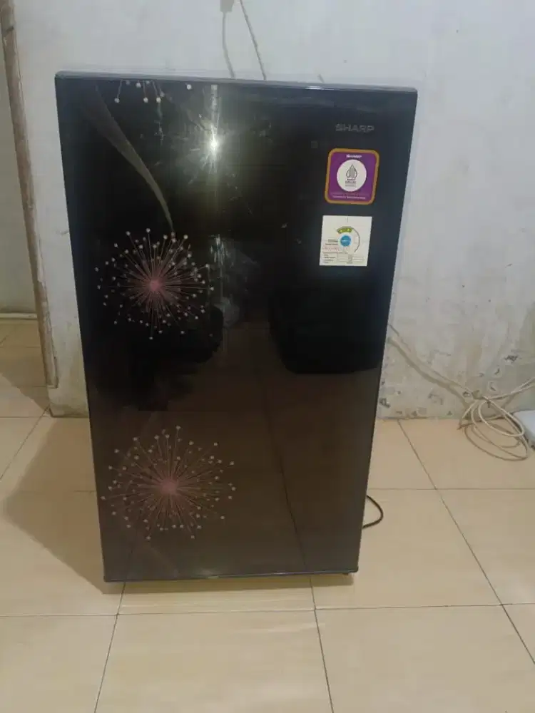 Kulkas 1 pintu merk Sharp baru pakai 2 bulan