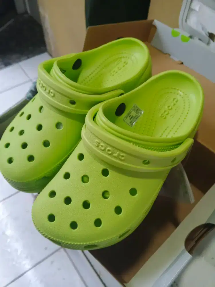 crocs women warna hijau