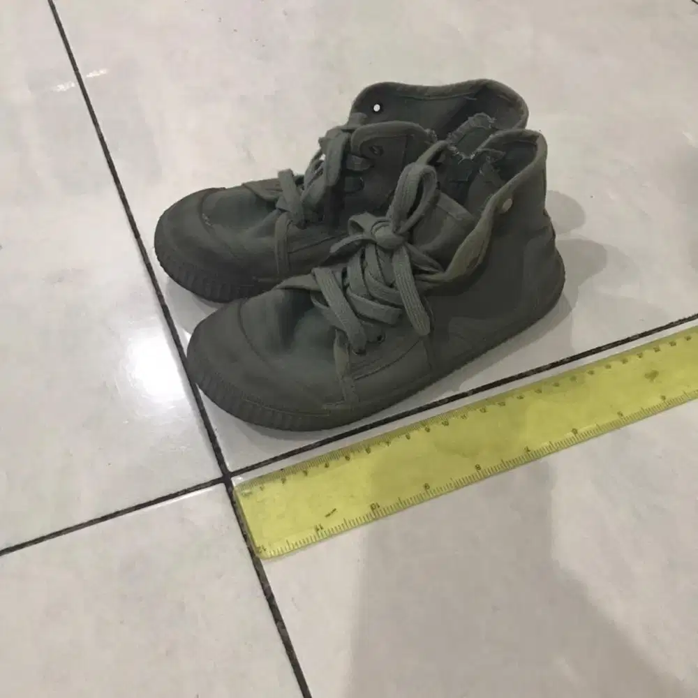 GARAGE SALE Sepatu Boot anak bekas