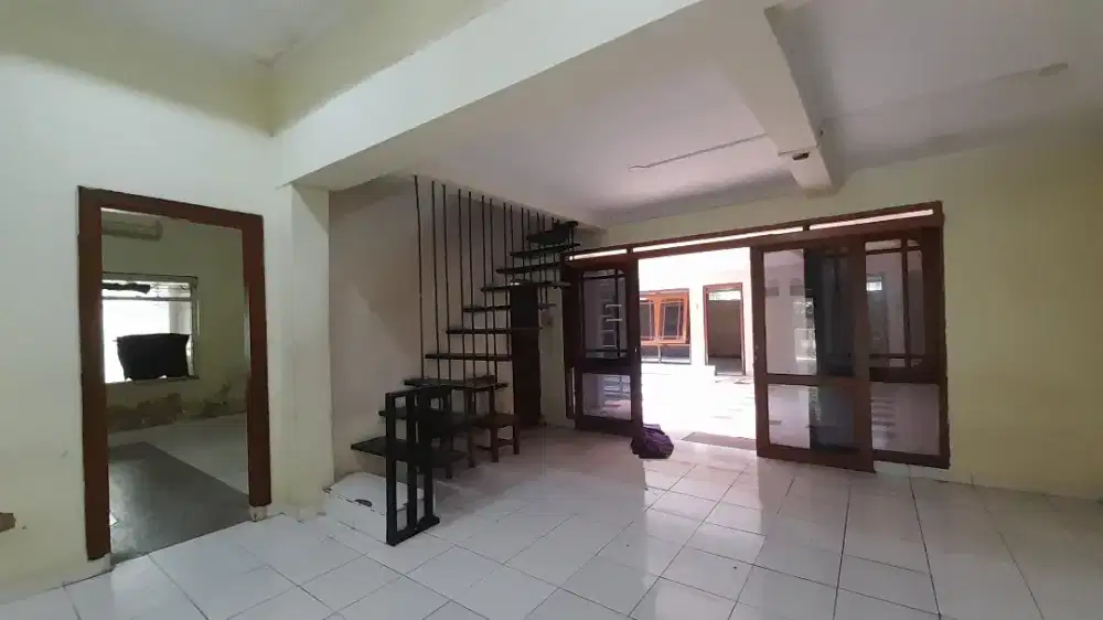 Disewa Ruang Usaha di jl Cilaki Area Ramai Cocok untuk Kantor/Kuliner