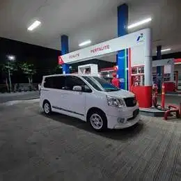 Toyota NAV1 2.0 V A.T 2013