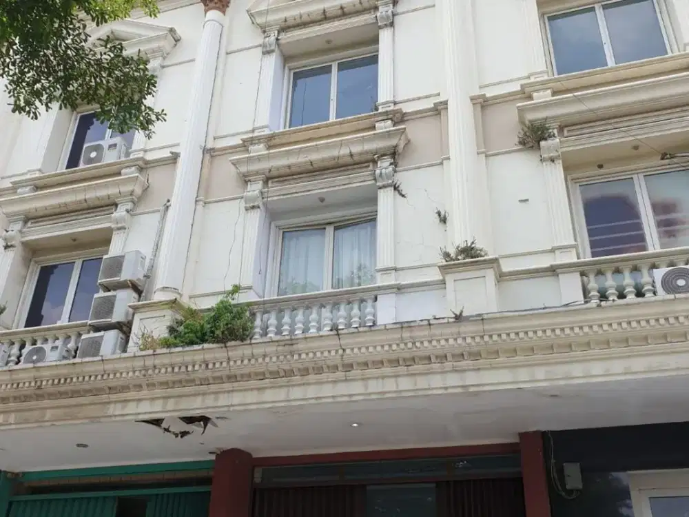 Dijual/Disewakan Rukan hadap jalan raya di Royal Palace,Soepomo,tebet,jaksel