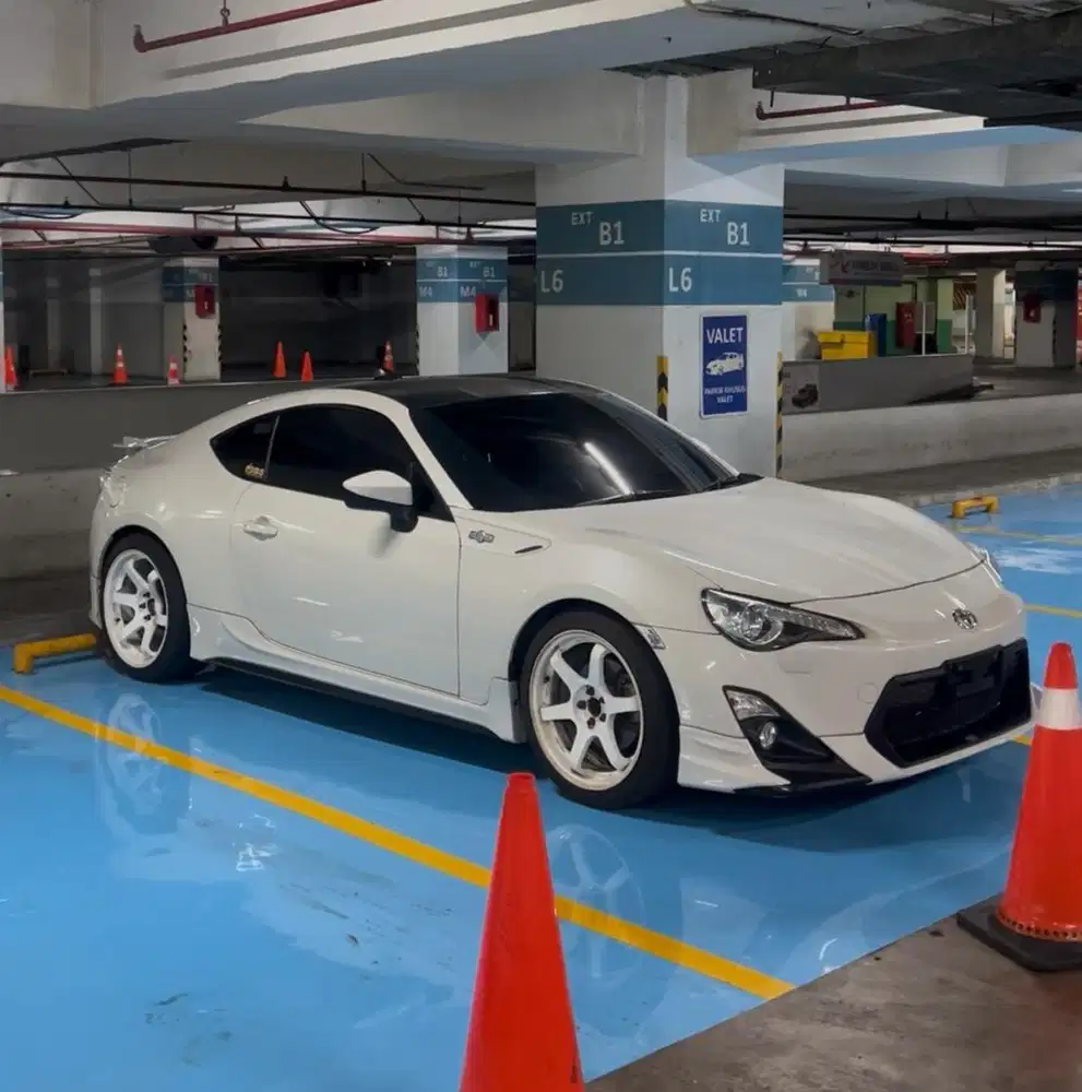 FT 86 TRD white on black 2014