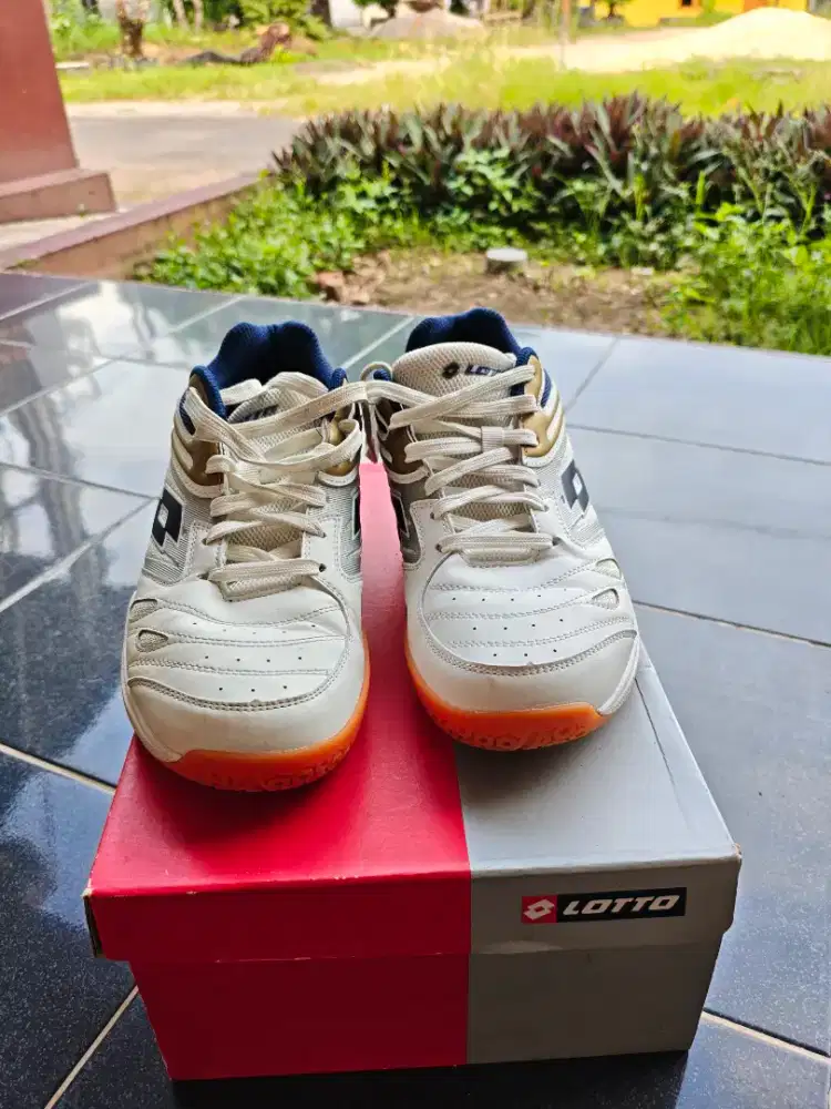 sepatu lotto  badminton/tennis second like new size 42 original