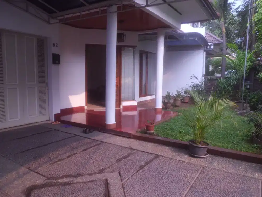 Townhouse Pejaten barat Lt. 400 m/Lb.300 m. Unfurnis . 190 jt / thn