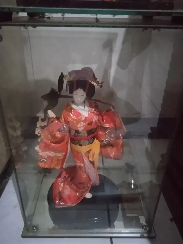 Pajangan boneka Jepang dalam box kaca