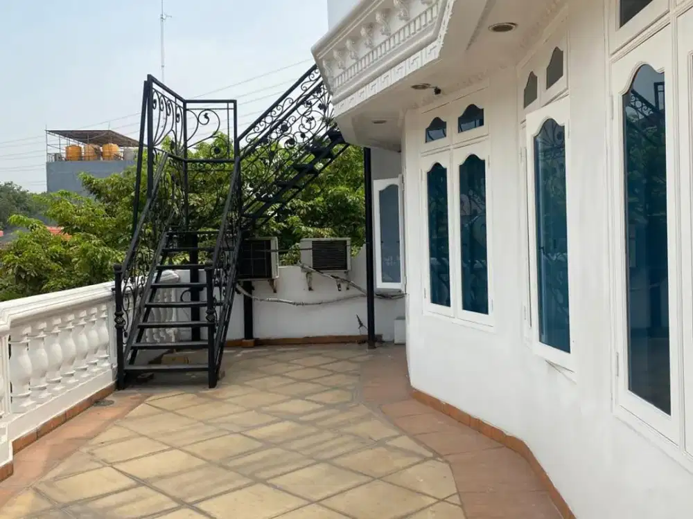 DISEWAKAN RUMAH 4,5 LANTAI DI KELAPA HIBDRIDA