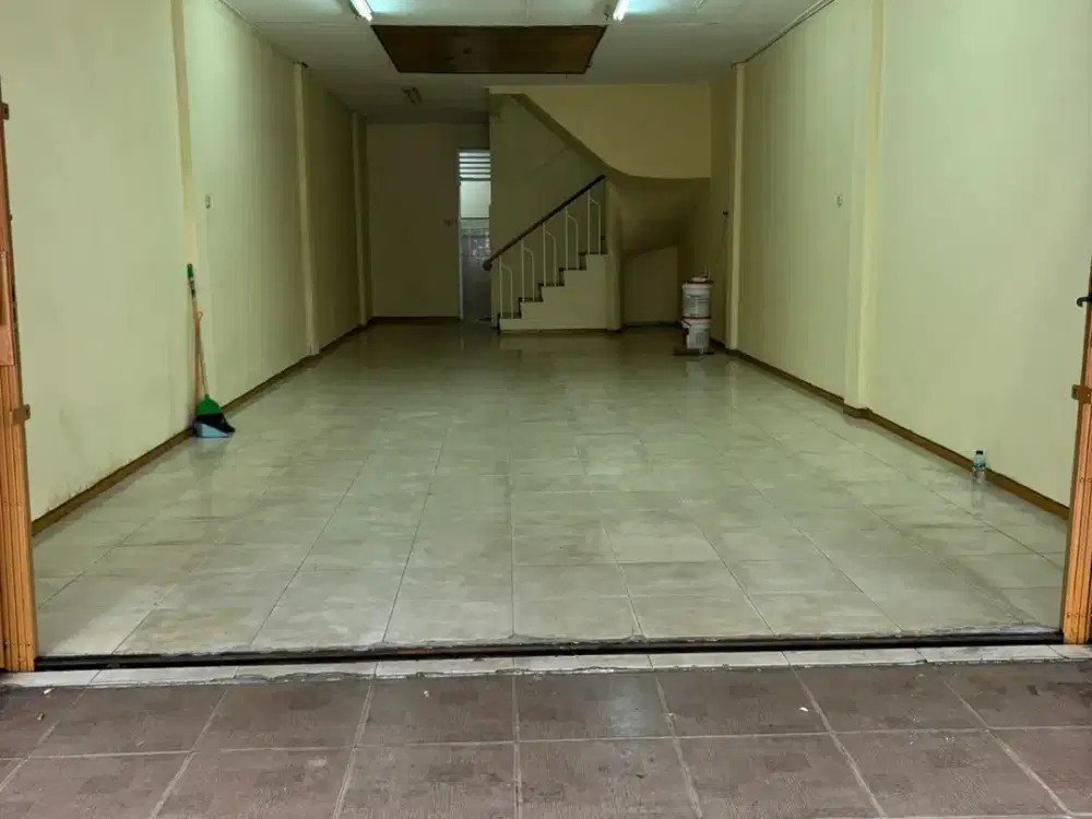 DI SEWAKAN RUKO BOULEVARD RAYA 3 LANTAI 200 JT / TAHUN NEGO