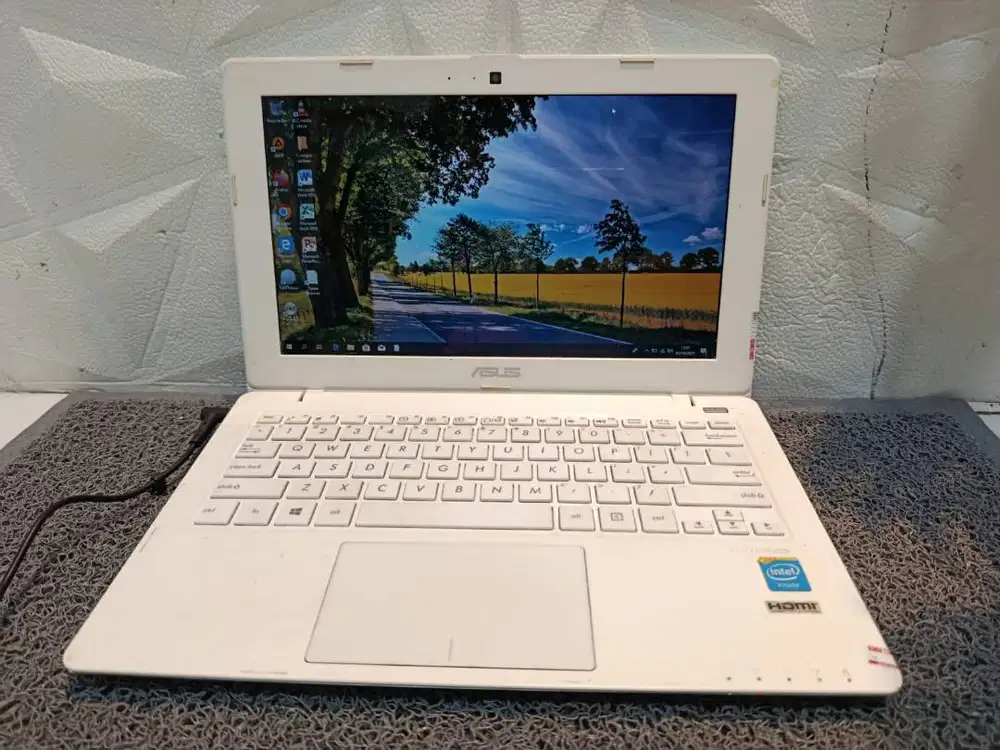 Laptop Asus X200M Processor Intel Celeron CPU N2840 2.2 GHz Ram 2 GB