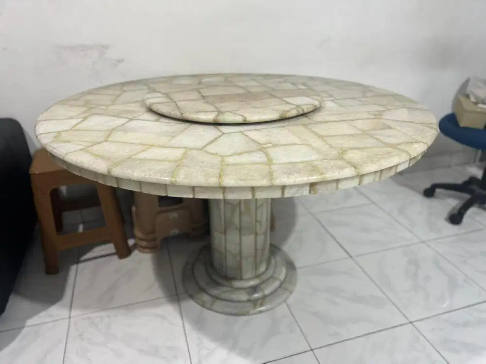 Meja Makan Marmet Bulat Putar Tengah