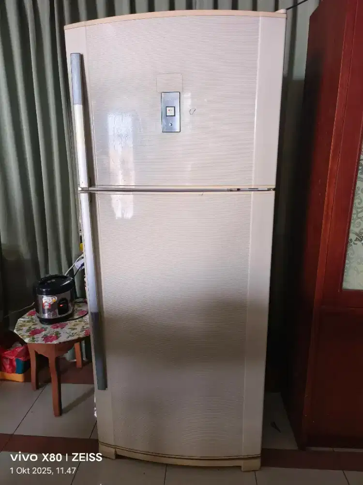 Kulkas Sharp 2 pintu second masih bisa dipakai