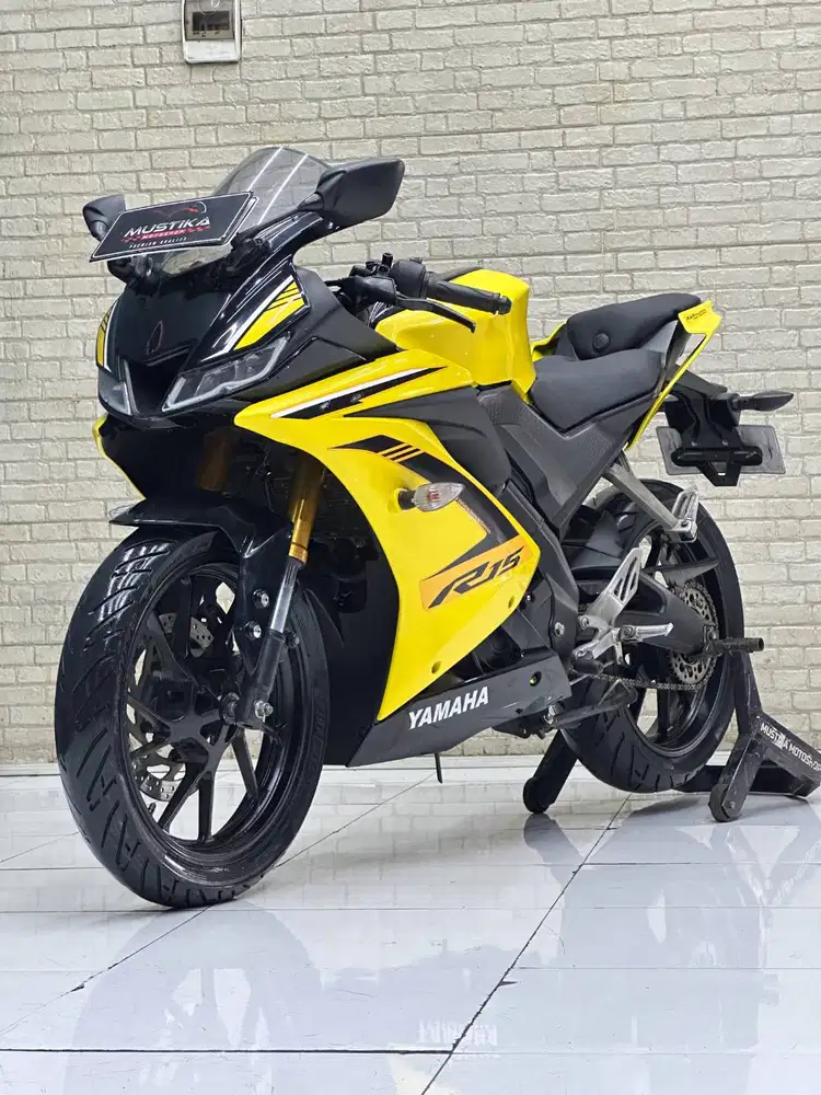 R15 Rare Item Black Yellow