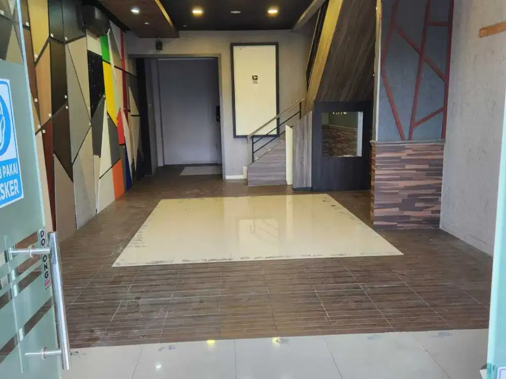 Ruko 3 Lantai. Hadap Jalan Raya. Lokasi strategis. Bebas Banjir.