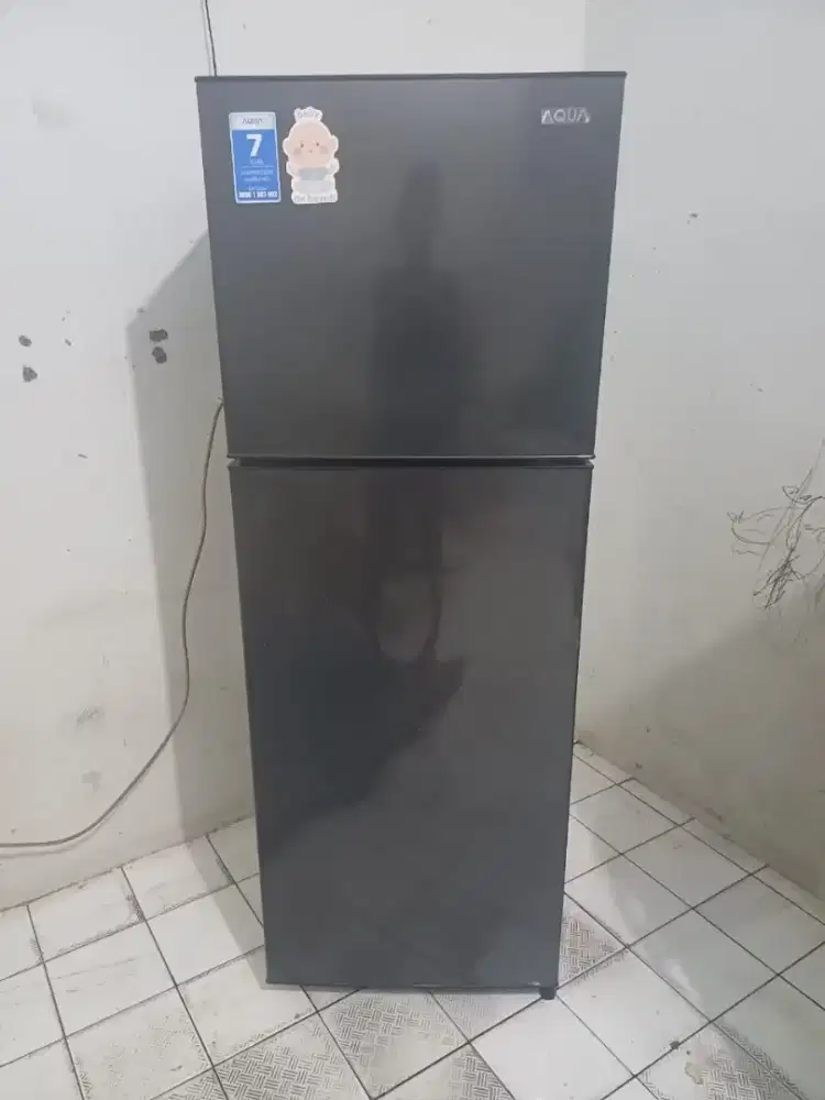 Dijual cepat kulkas 2pintu MEREK AQUA RAK LENGKAP KONDISI NORMAL