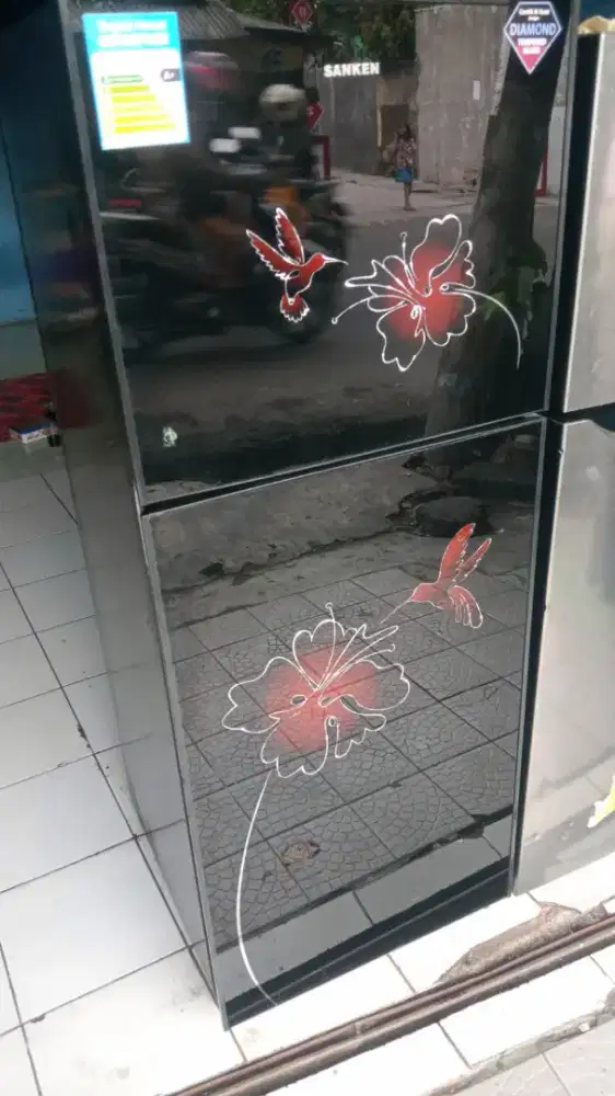 Dijual kulkas merek SANKEN Body sangat mulus normal rak lengkap