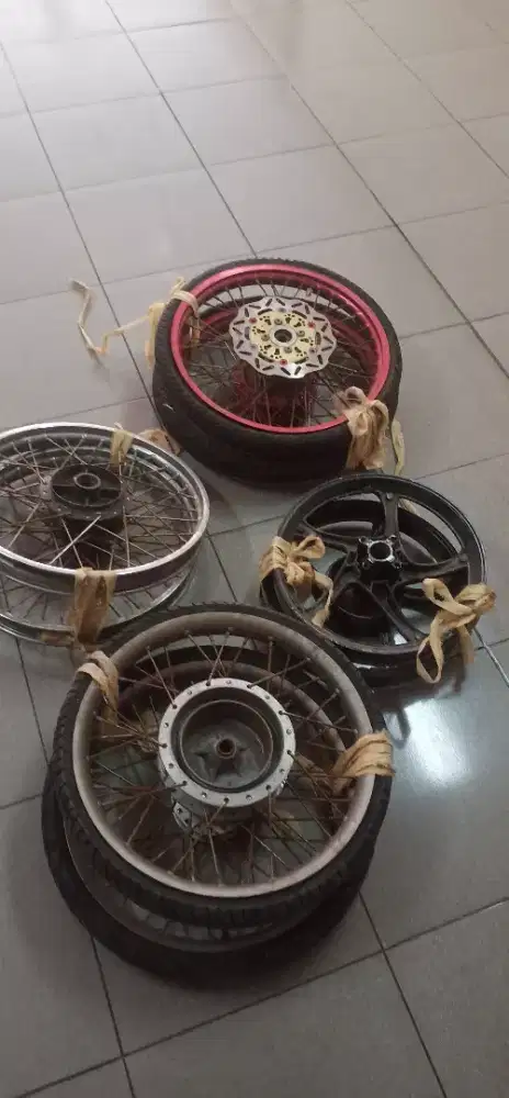 Velek motor sepasang 300k aja tinggal pasang..minus Ruji karat dikit