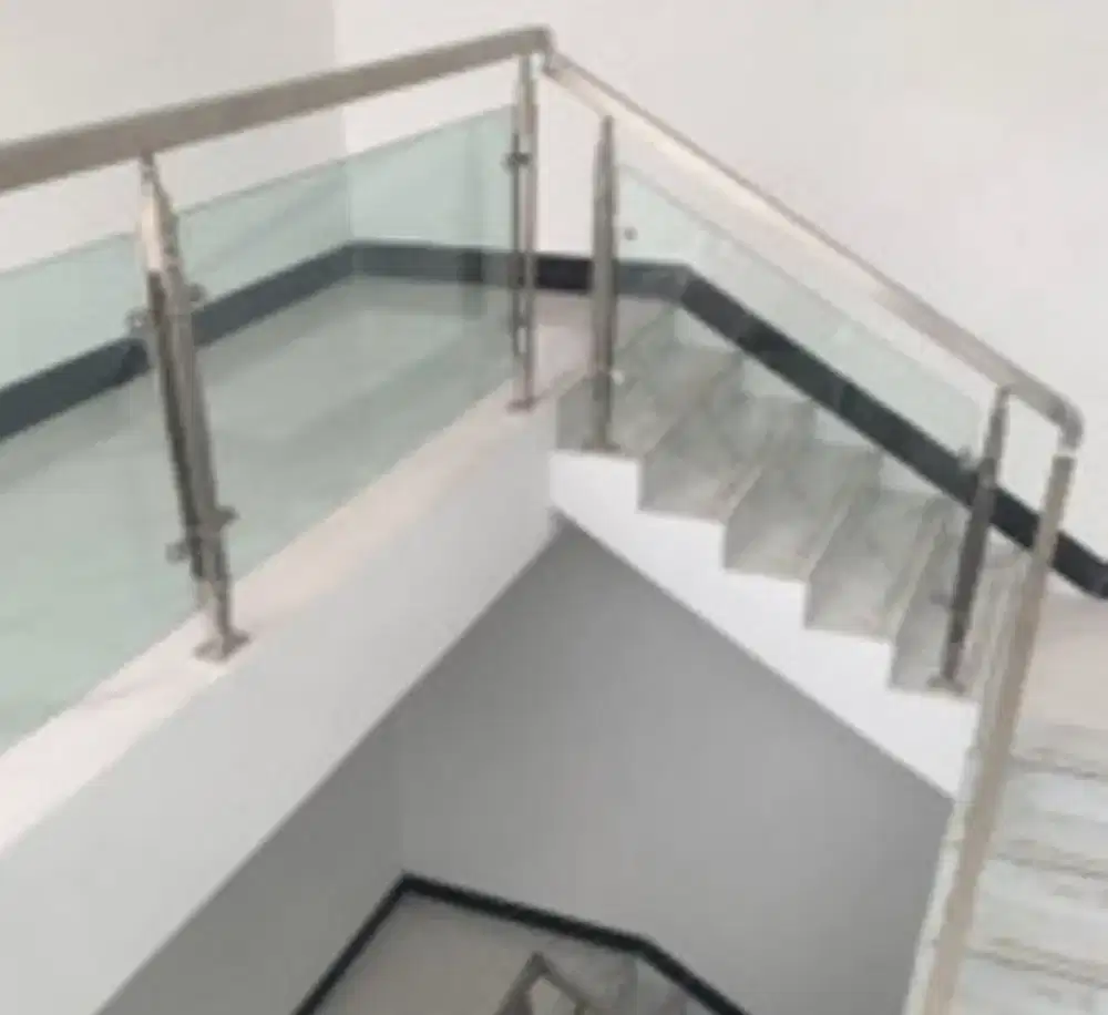 Railing tangga kaca polos