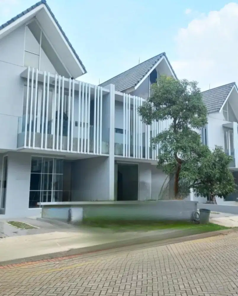 HOT SALE!!!RUMAH MEWAH SIAP HUNI LOKASI STRATEGIS AMAN DAN NYAMAN
