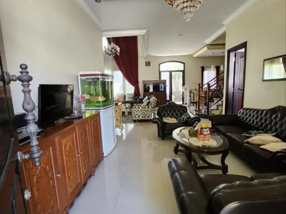 Rumah Klasik VILLA WESTWOOD Pakuwon City , Strategis