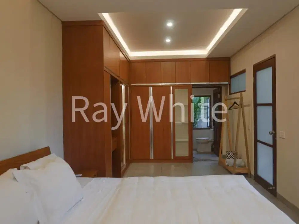 House for Sale  Leasehold -Charming Villa in Padonan, Near Berawa & Batu Bolong, Canggu - Modern Comfort & Tranquil Garden