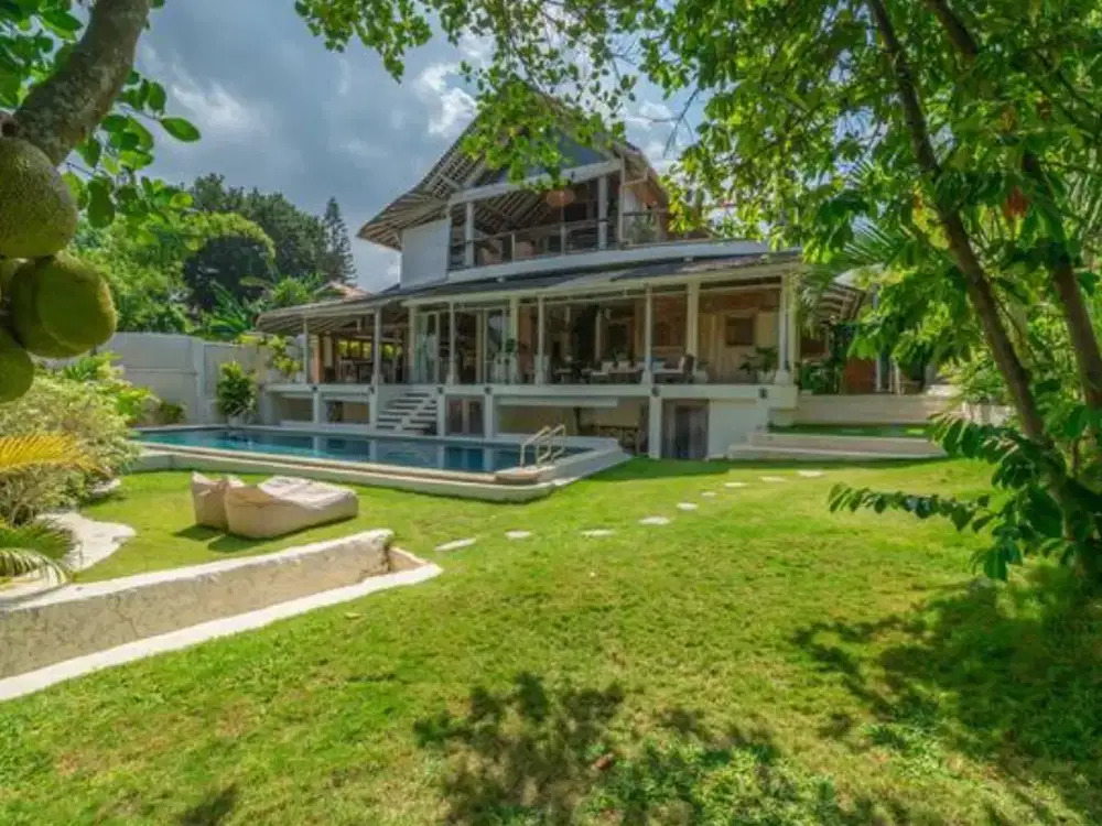 Leasehold - Spacious 6-Bedroom Villa in Batu Bolong, Canggu - Close to the Beach & Restaurants