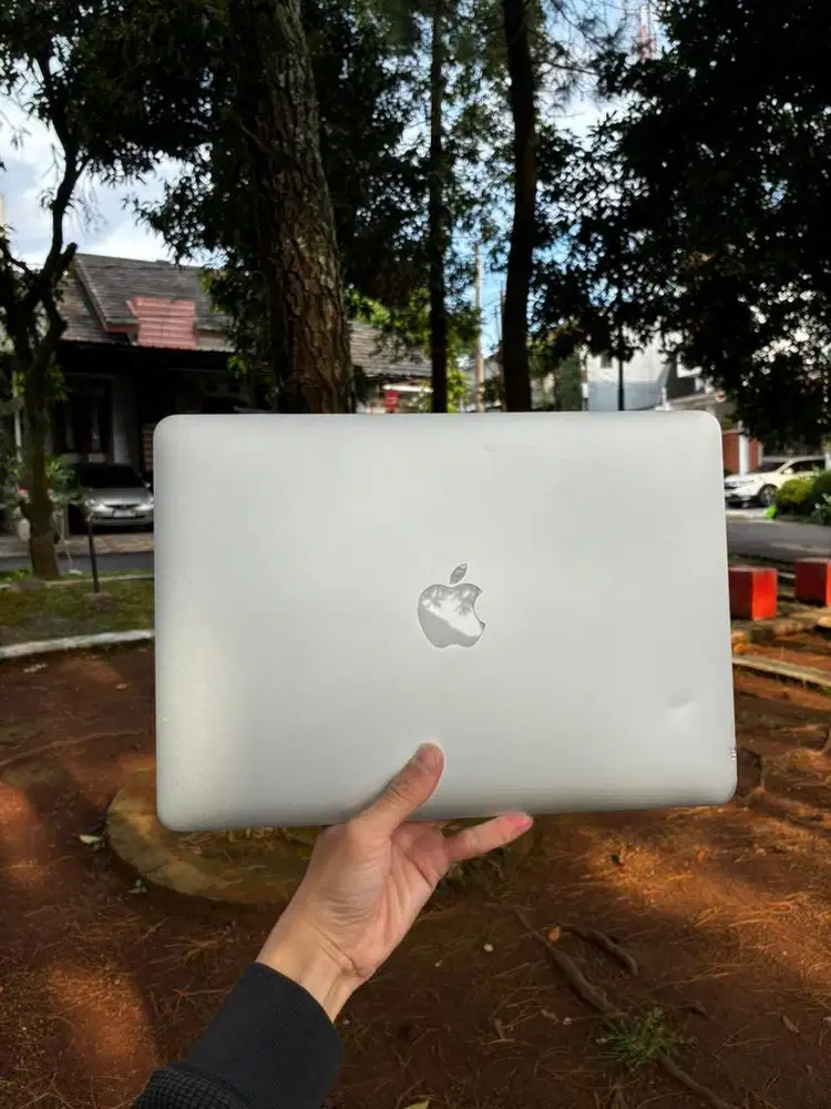 Apple MacBook Air 13 2017 Intel i5 8/128GB MacOS Monterey Siap Kerja