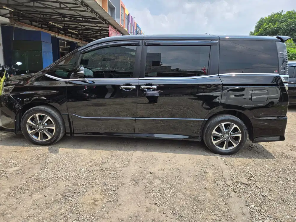 Di jual toyota voxy tahun 2018
