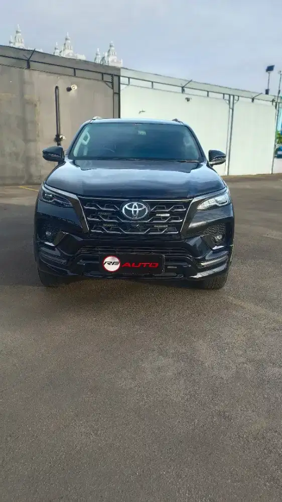 TOYOTA FORTUNER VRZ 2.4 AT HITAM
