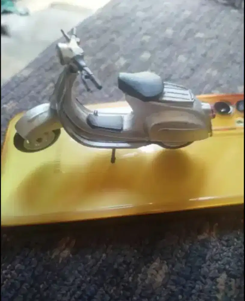 Mini Vespa Die Cast Maisto Scale 1:18