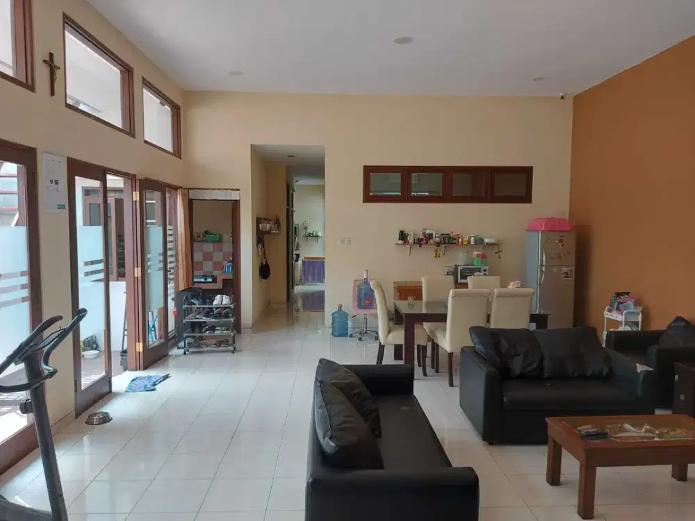 Rumah Tengah Kota Jl. H Topek Astana Anyar