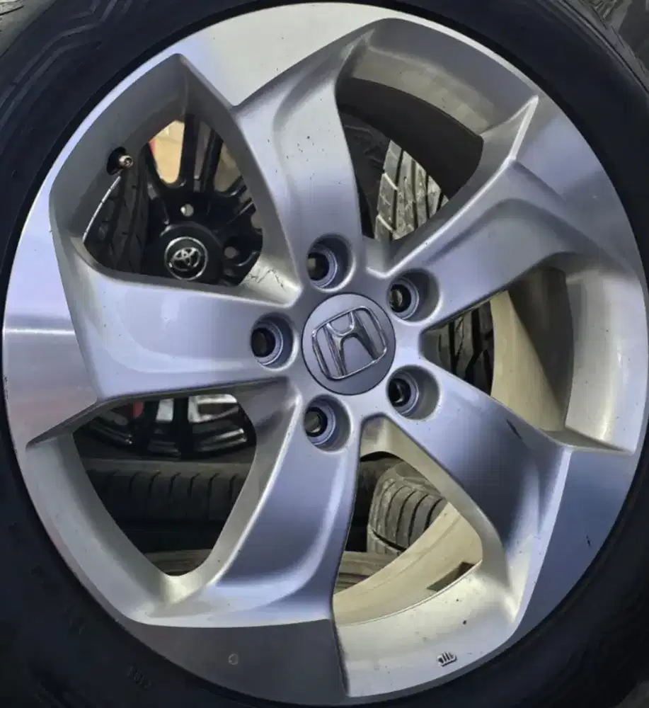 Velg OEM Honda HRV R17 PCD5x114.3 Silver. Velg only 4pcs kondisi bagus