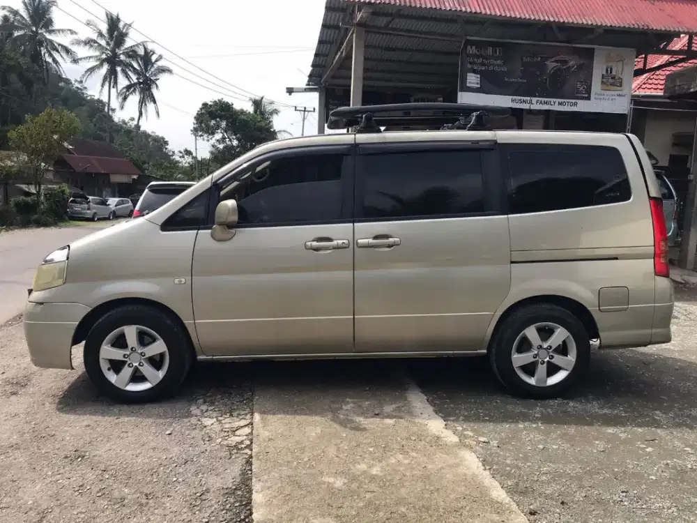 Di jual cepat nisan Serena CT24 tahun 2005