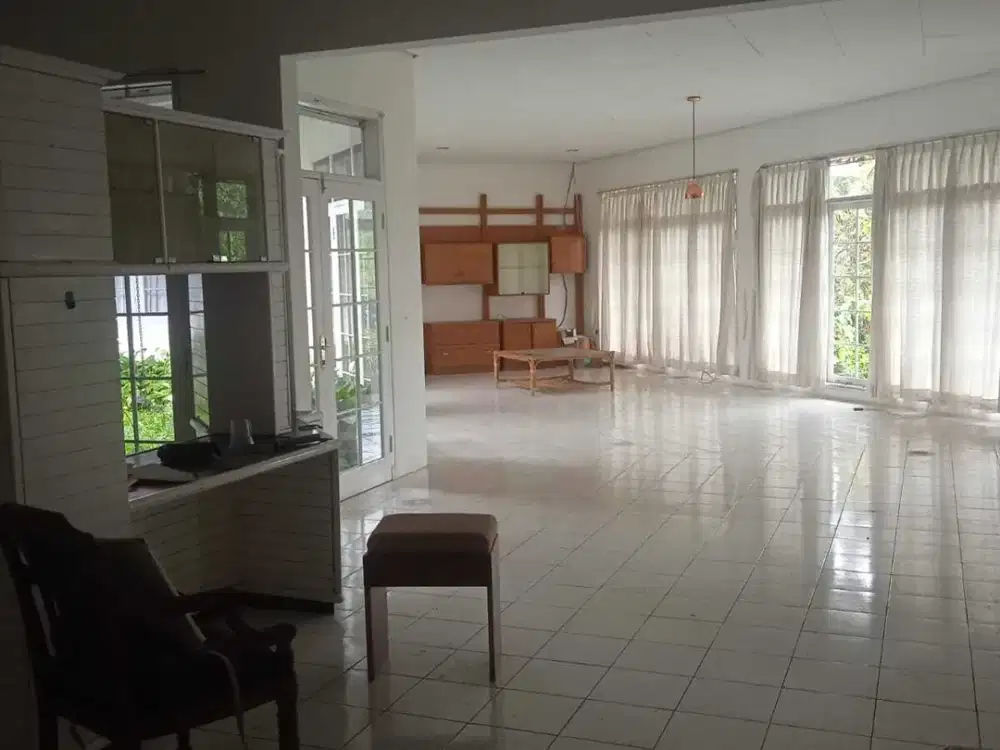 Rumah di Setiabudi Bandung, Mewah Antik dan Sangat Luas