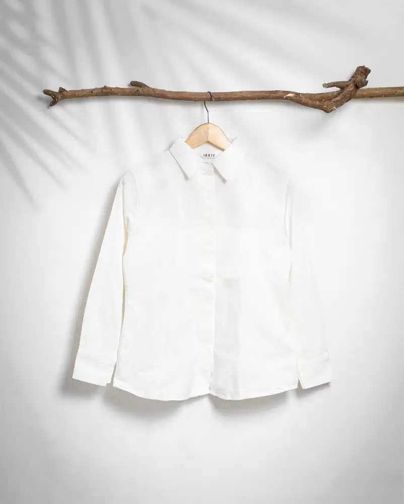 Kemeja Katun Putih Loose Fit Wanita