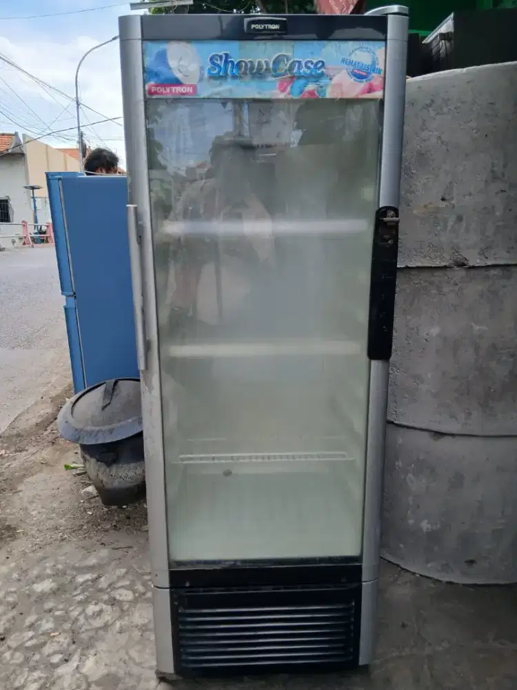 Showcase polytron kondisi  bagus normal dingin