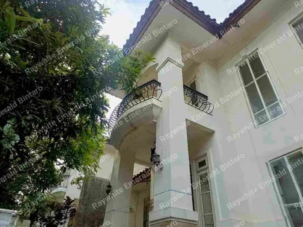 Rumah Murah Hitung Tanah Luas Jual Rugi di Kawasan Eksklusif Cluster Senayan Bintaro 2 Lantai depan Taman