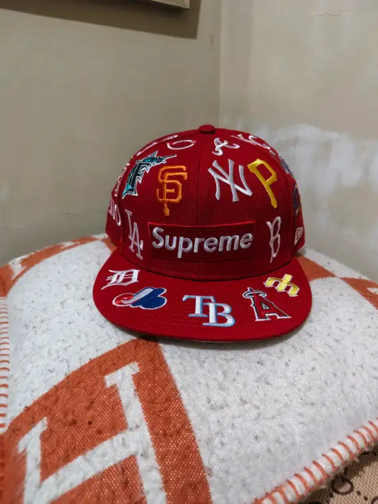 Topi snapback supreme