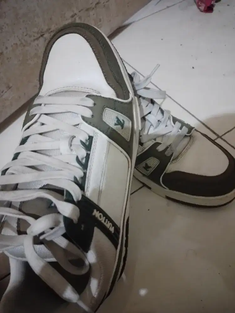 Sepatu LV size 43