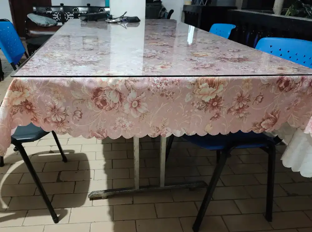 Meja Makan Besar Tanpa Kursi
