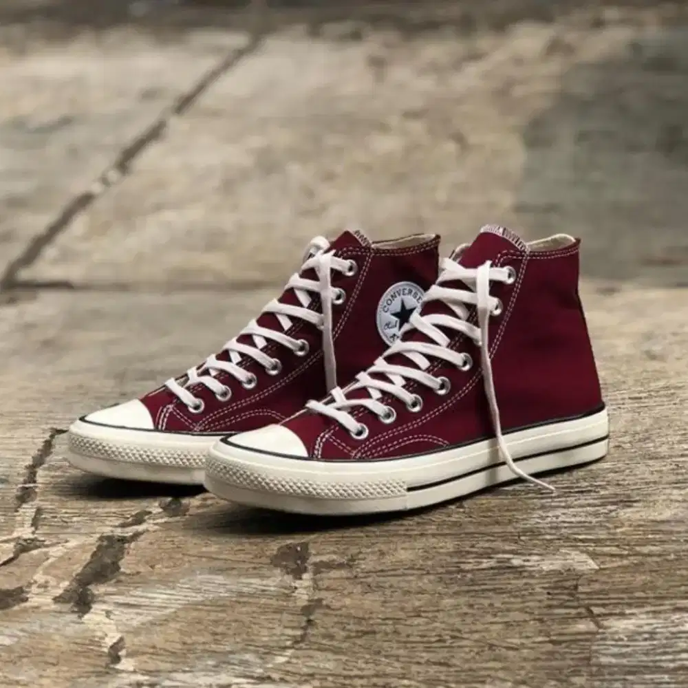 Sepatu Converse Merah Bata