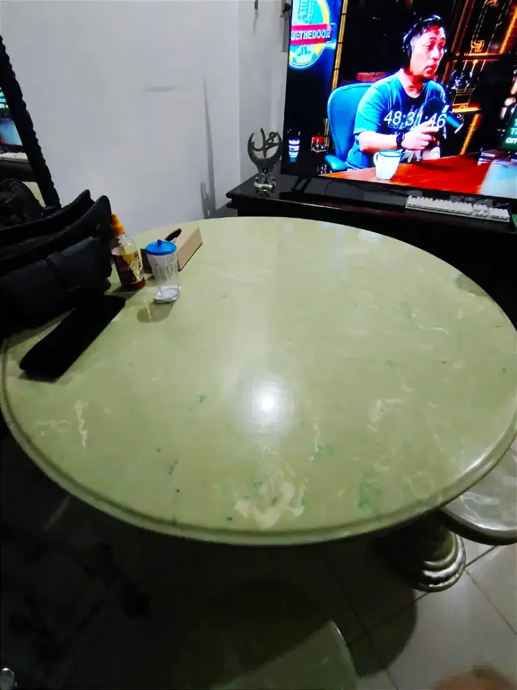 Meja Bundar Klasik Diameter 120cm