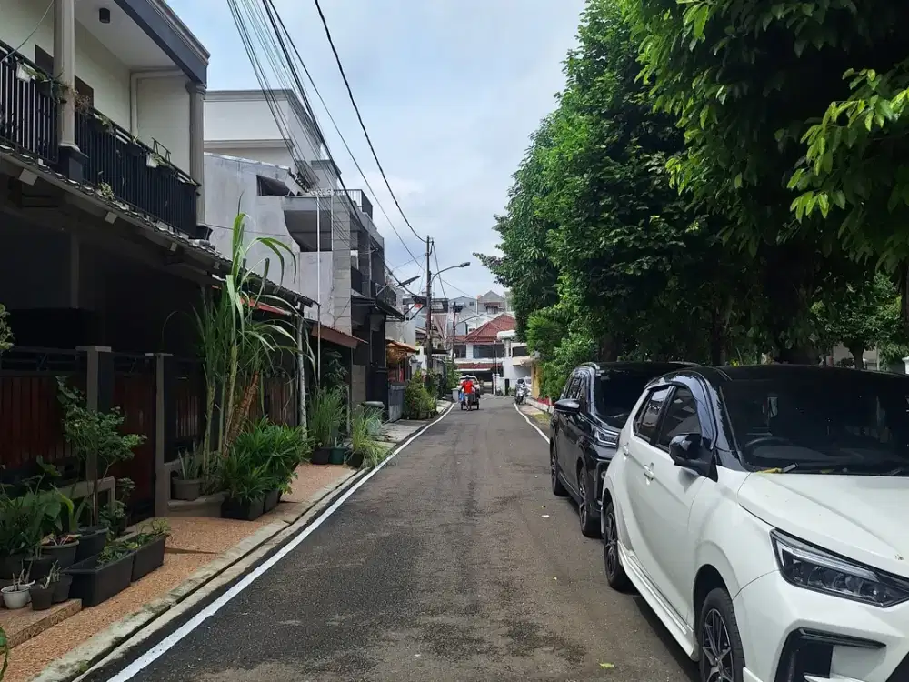 Rumah 6 Kamar Tidur di Kayu Putih Depan Taman Akses Jalan 2 mobil