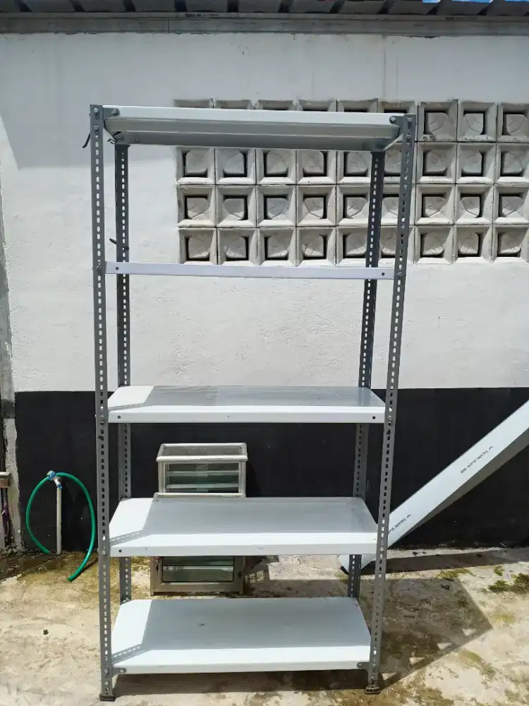 Rak besi tingkat