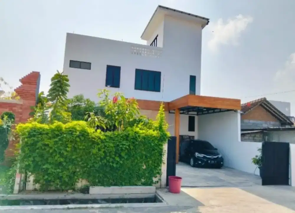 Rumah dijual,  3 lantai, kamar mandi 2, ukuran LB 129 m2, LT 149 m2
