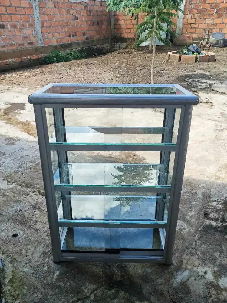 Etalase kaca pintu geser dan tarik