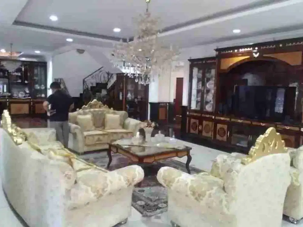 RUMAH BESAR MEWAH ADA SWIMMING POOL PRIBADI DI RAFFLES HILLS CIBUBUR